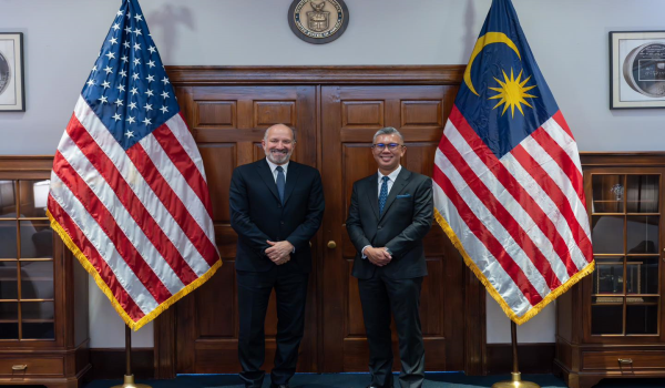 Menteri Pelaburan, Perdagangan dan Industri (MITI), Tengku Datuk Seri Zafrul Abdul Aziz (kanan) bergambar bersama Wakil Perdagangan Amerika Syarikat, Duta Jamieson Greer (kiri) / Foto FB Tengku Zafrul